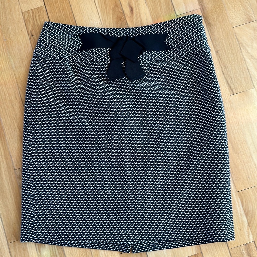 Loft black and white dotted above the knee skirt